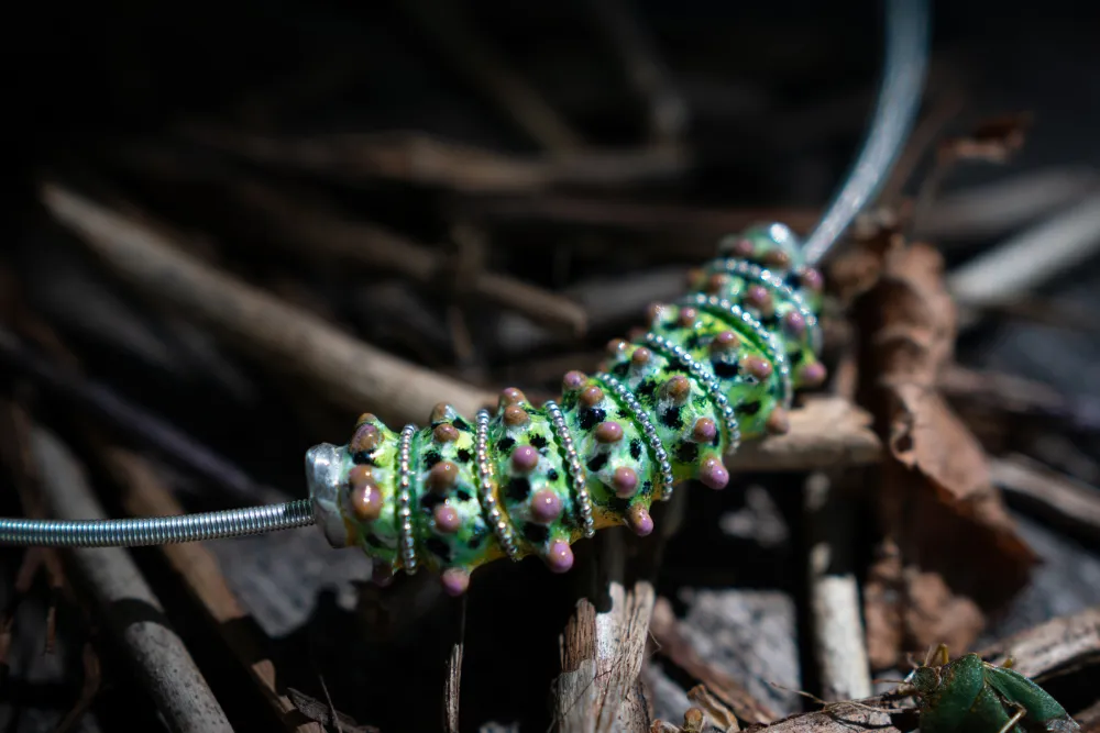 Distelraupe aus Silber und Emaille