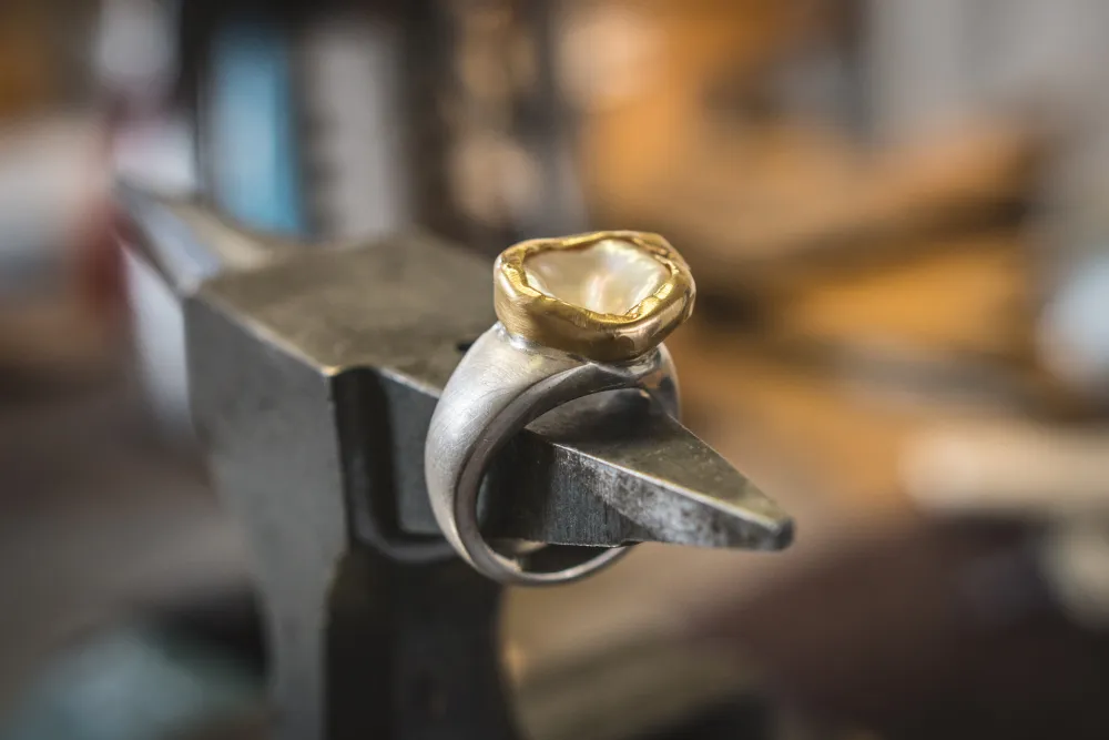 Unikat, angepasst an die Bewegungen der Perle Keshiperle in 900/- Gold auf Silber