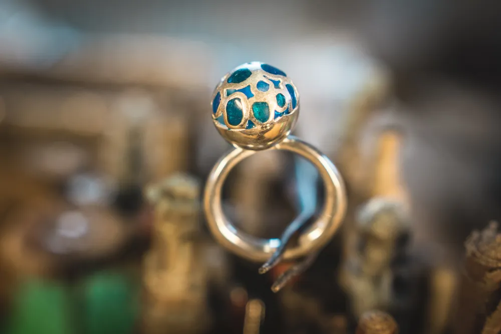 Foto: Lukas Jank Emaillierter Ringaufsatz aus Silber mit Fenster- Emaille