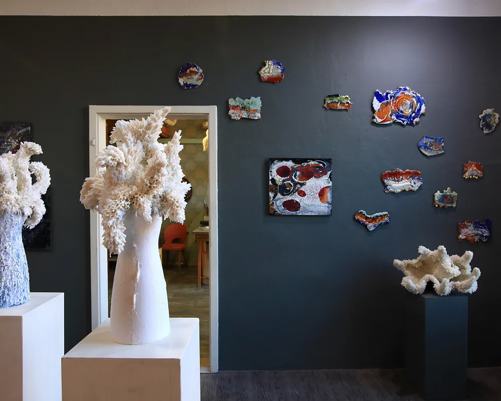 Ateliergalerie in der Baumwollspinnerei Galerieraum in der Baumwollspinnerei mit organischen Skulpturen und Wandarbeiten