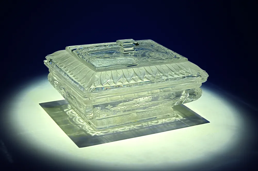 Geschliffene und gravierte rechteckige Dose aus Bergkristall mit Deckel und dekorativen Mustern