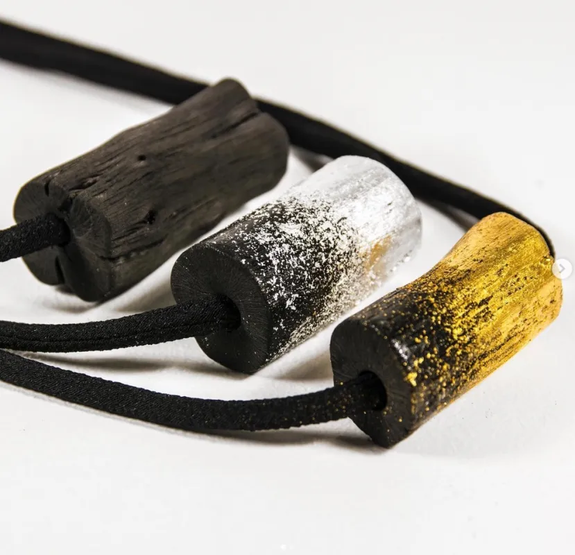 Charcoal Eskimeit Anhänger aus Holzhohle mit Gold und Platin