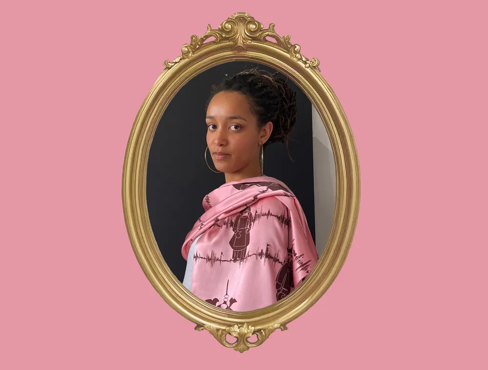 Lucy mit handbedruckten Seidenschal mit dem Motiv "Wächter des Klangs"