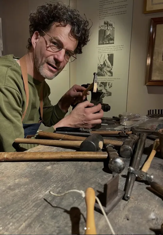 Meistergoldschmied bei der Arbeit