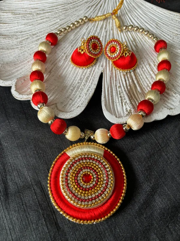 Halskette mit passenden Ohrringen aus Seidenfaden