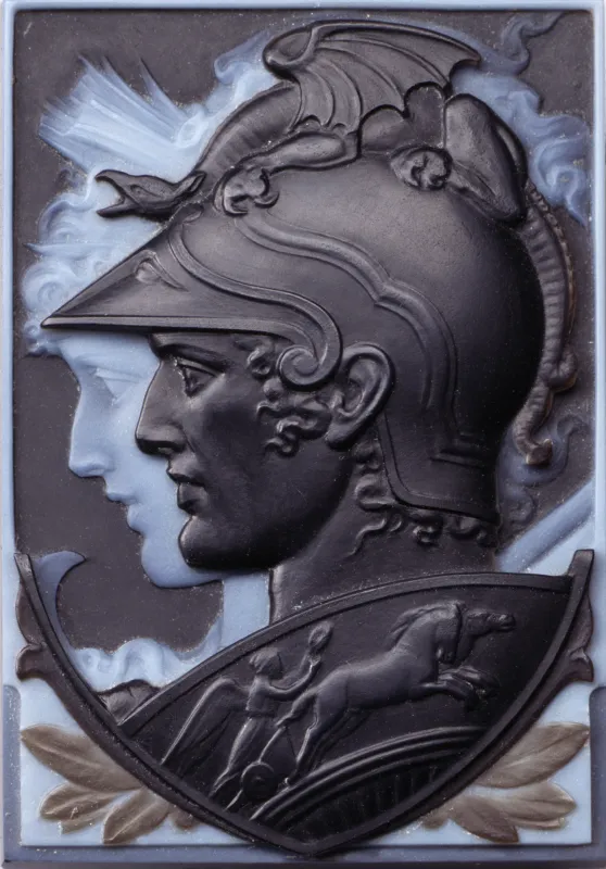 Kamee aus Lagenachat mit Profil des Ares in Helm, verziert mit Drachenflügeln und Pferdegespann auf der Brustplatte, im Hintergrund sieht man das Profil von Demeter