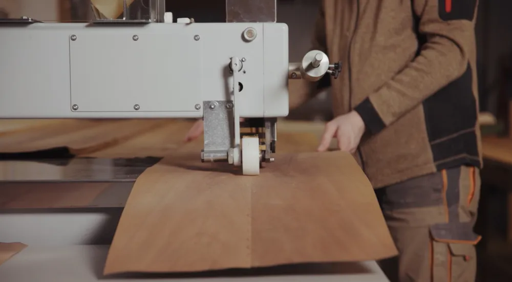 Furnierarbeit in der Werkstatt - Zusammensetzen und Ausrichten von Echtholzfurnieren