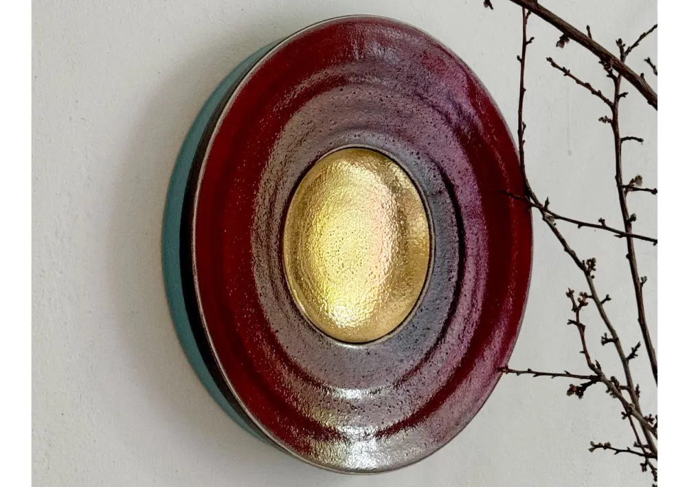 Schmuck für die Wand mit goldenem Zentrum