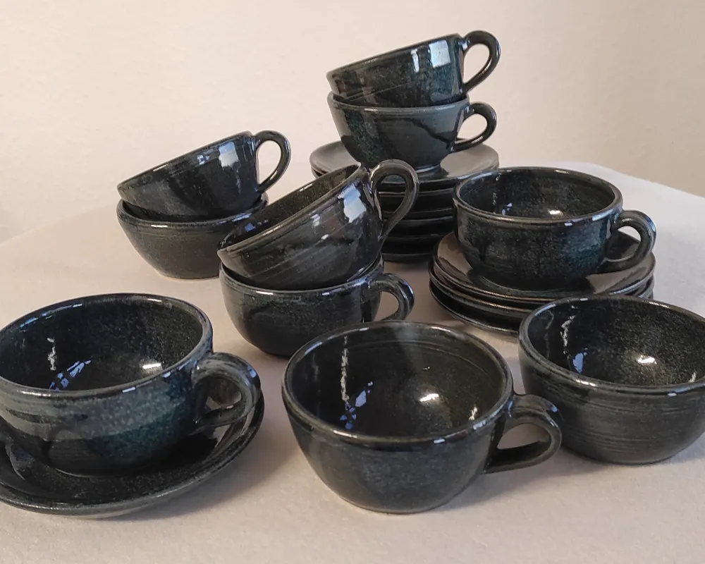 Copyright VKeramik, Verena Keil Dies ist eine kleine Serie dunkelblaugrün glänzender Cappuccinotassen.