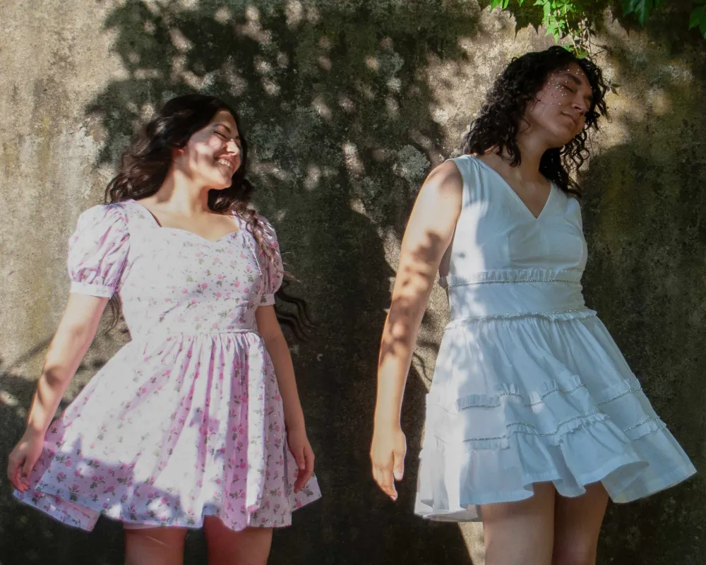 Zwei Kleider aus der Rose Garden Collection von Chahuayo: Das Glamour Rose Dress mit Print und Strassverzierung sowie das Luminous Diamond Dress mit einer Strassbortenverzierung und Rüschen.