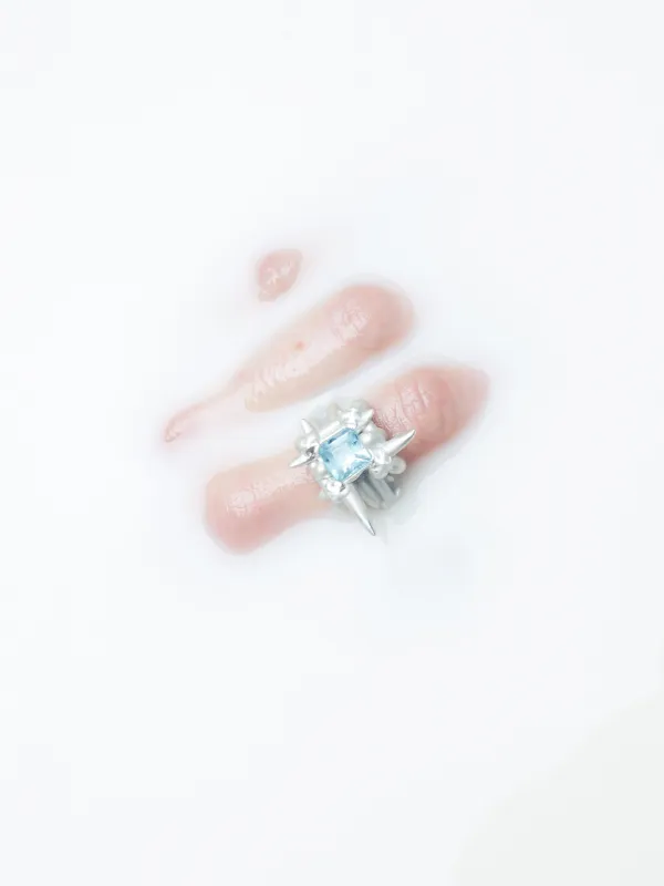 getragener Ring, blauer Edelstein