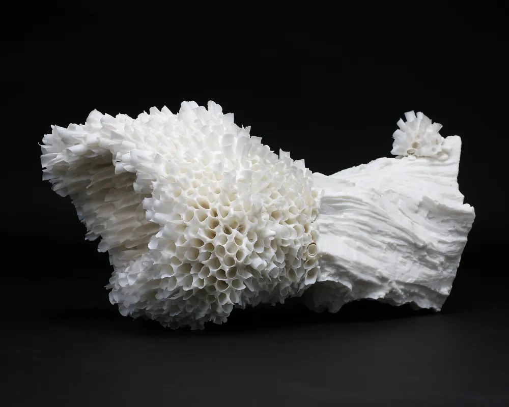 weißes, korallenartiges Porzellanunikat aus der Serie "Between the Tides"