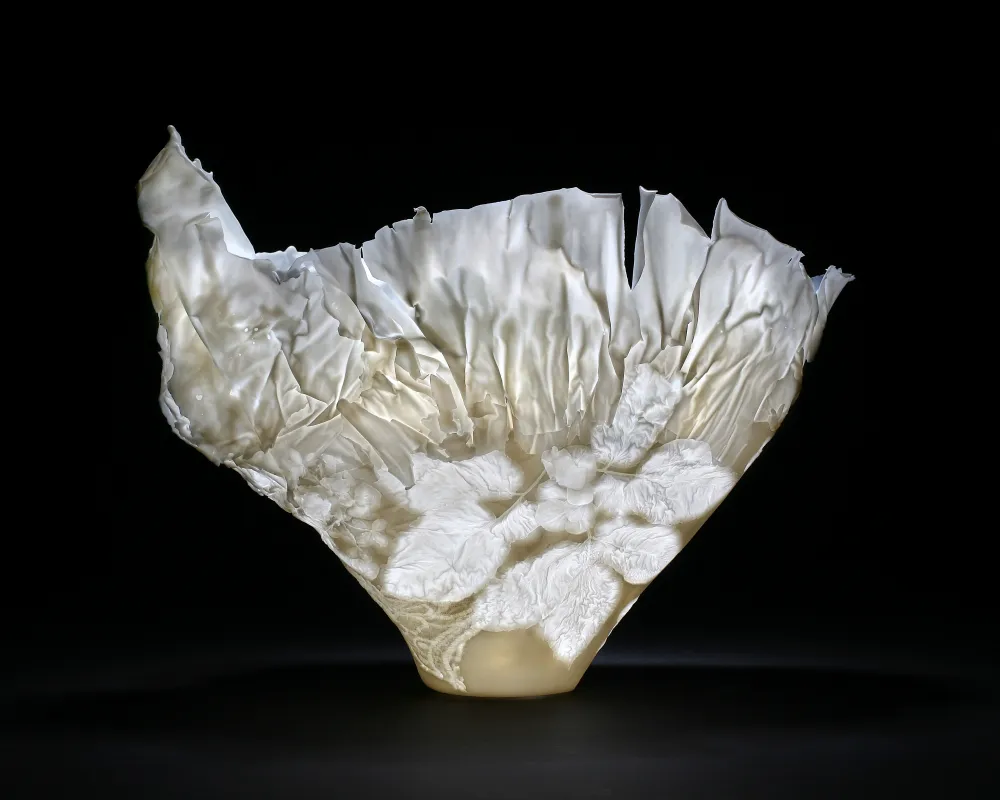 zartes, durscheinendes Porzellan mit Blättern und Blüten aus der Serie "Lumos"