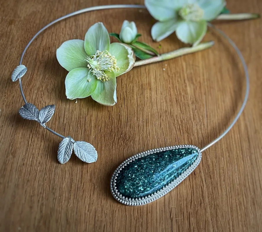 Collier der Hagebutte mit grünem Granit 935 Sterlingsilber