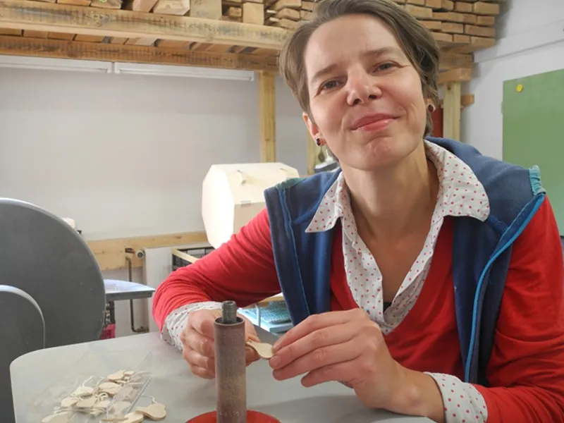holz-liebe Corinna Liebe bei Schleifarbeiten