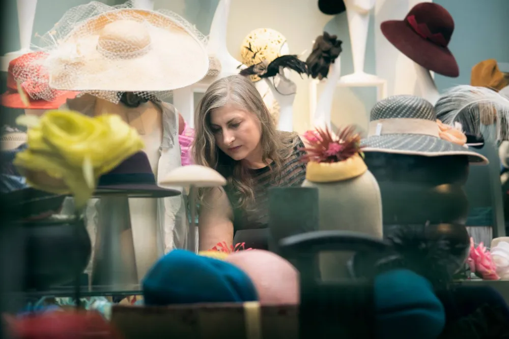 Coy in einem Meer von Hüten