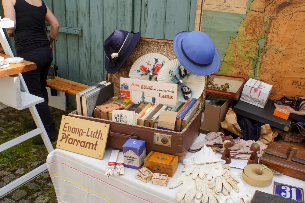Flohmarktstand beim Hofmarkt