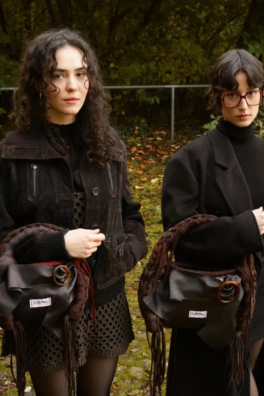 AUTUMN CAMPAIGN 2024 Autumn campaign 2024 Stickyharmony girls with bags MARY BUTTON MINI & RUE BUTTON MAXI
