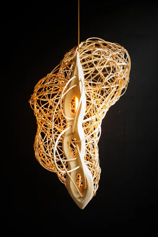 Eine Lichtskulptur gefertigt aus geschälter Weide und Lindenholz.