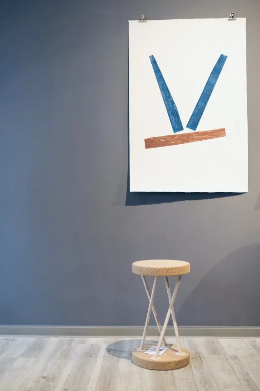 Druckgrafik und Hocker Freiheitsgrade im Ladengeschäft