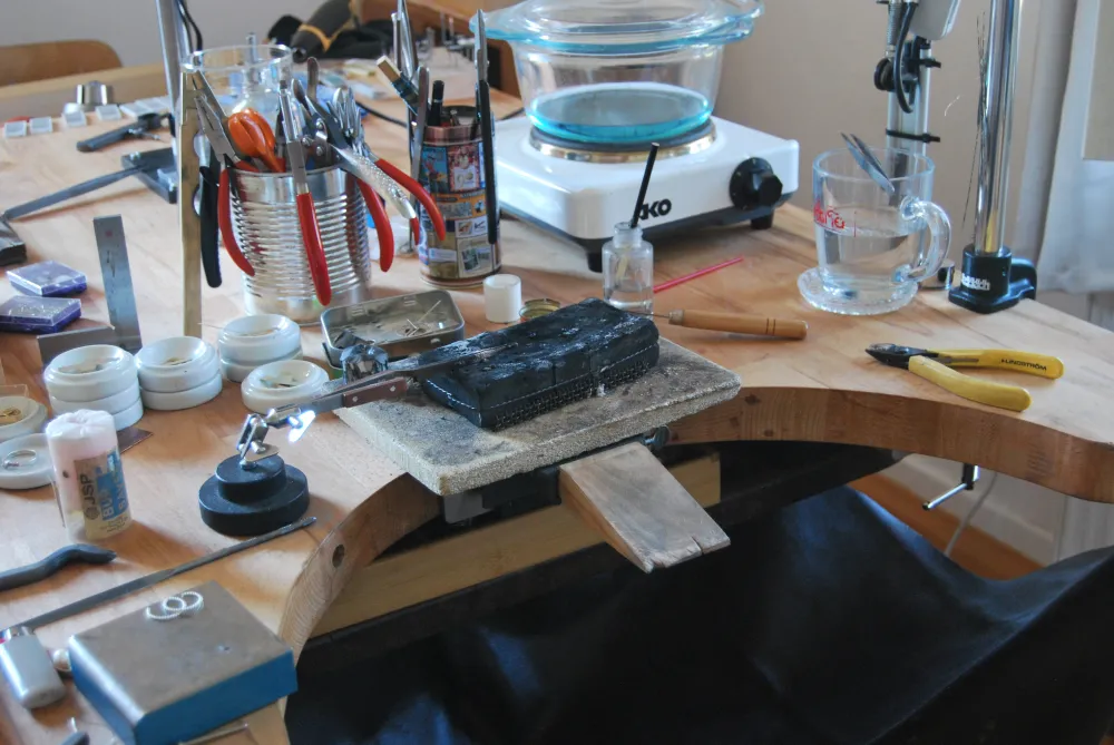 Blick auf dem Goldschmiedetisch mit verschiedenen Werkzeugen.