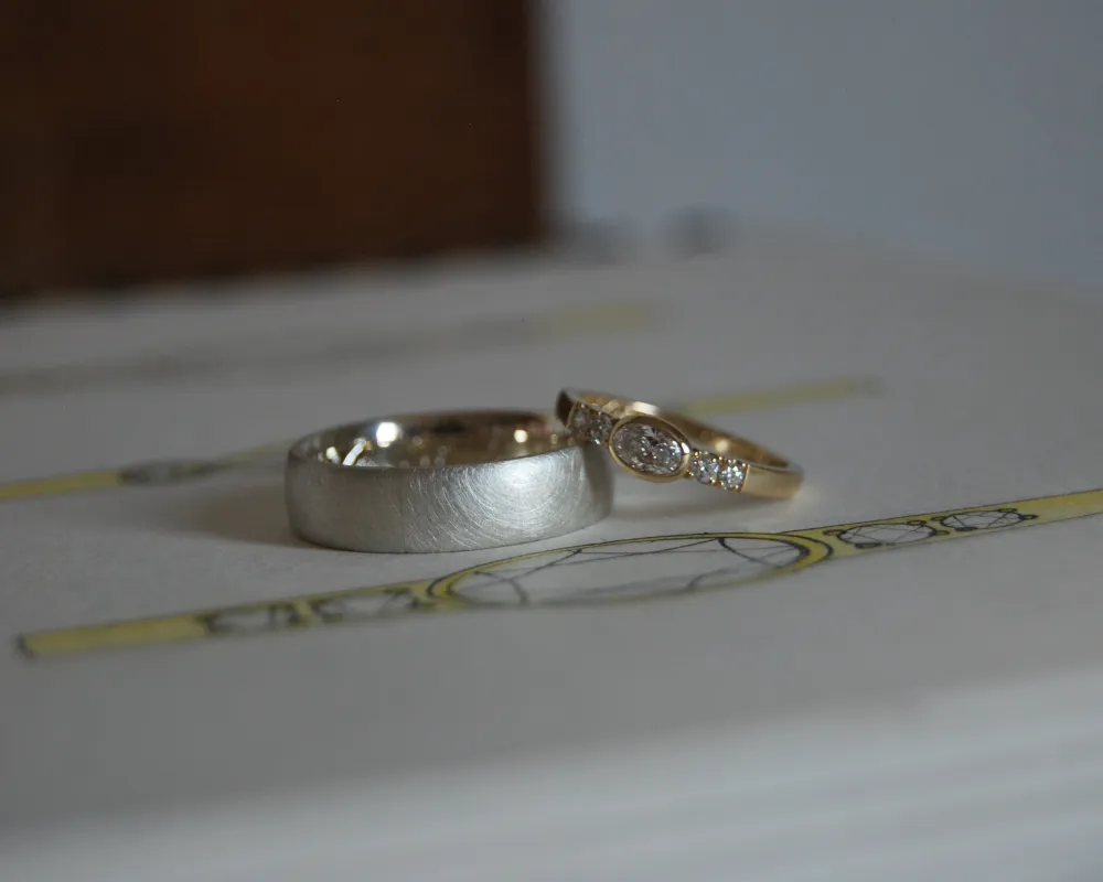 Trauringe in Silber und Gold mit Diamanten.