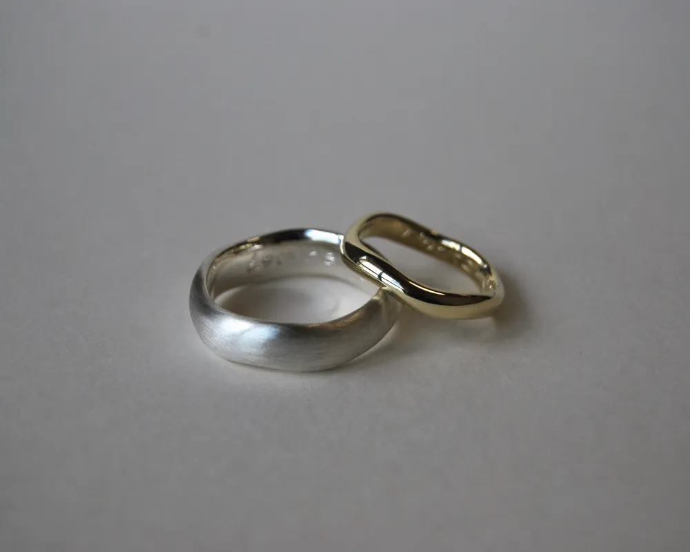 Trauringe in oragnischer Form aus Silber und Gold, matt und poliert.