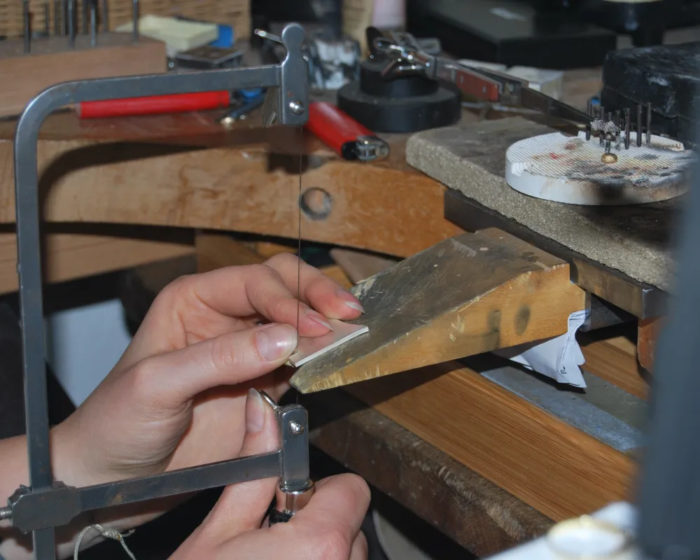 Sägearbeit am Silberblech auf dem Feilnagel