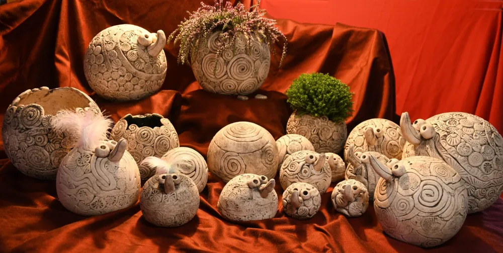 Pflanzkugeln, Vögel aus Ton