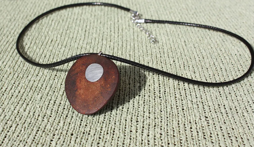 handgemachter Naturschmuck: Avocadokernkette mit Einlage aus Zinn