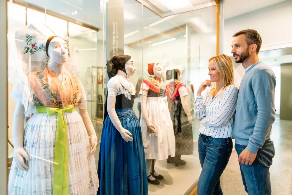 Sorbische Trachten aus verschiedenen Regionen der Ober- und Niederlausitz.