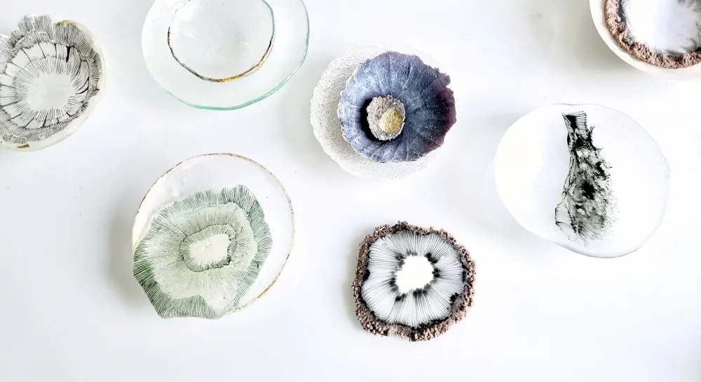 Kleine Objekte aus Glas, meist Schalen, die auf einem Untergrund stehen