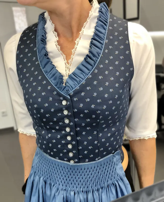 VHS Dirndlnähkurse - Dirndl-Nähkurs München Miesbach Rosenheim - Dirndl mit Schürze selber nähen - Dirndl in orange und blau - #DirndlNähkurs #Dirndlnähkurse #Dirndlnähen #DirndlSchürzenähen #DirndlNähkurse #Nähkurs #Dirndlschürze