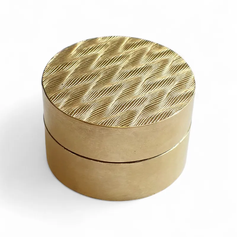 Montierte Dose mit integrierter Guillochierplatte