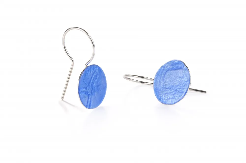 Elgin Fischer   Ohrhänger >Spitze< / Kollektion „Textil“. 925.Silber, Emaille