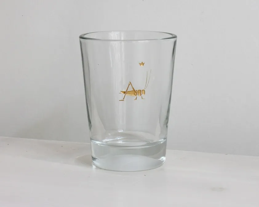 Glasgravur auf einfachem kleinen Becher, Grille. farbvergoldet und gebrannt