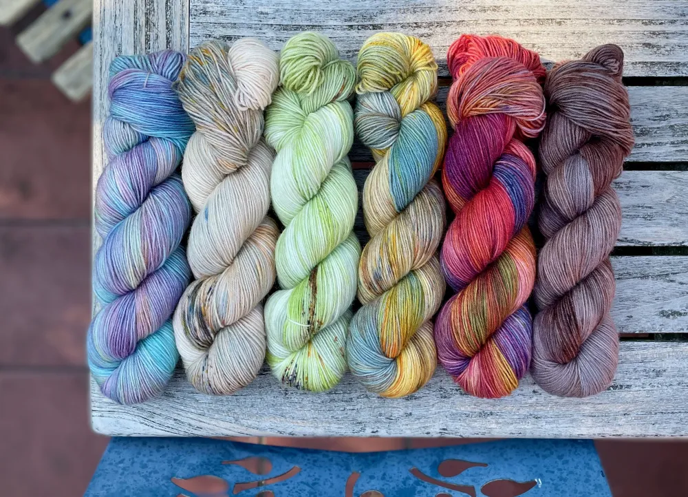 6 verschiedenfarbige handgefärbte Garne, meliert