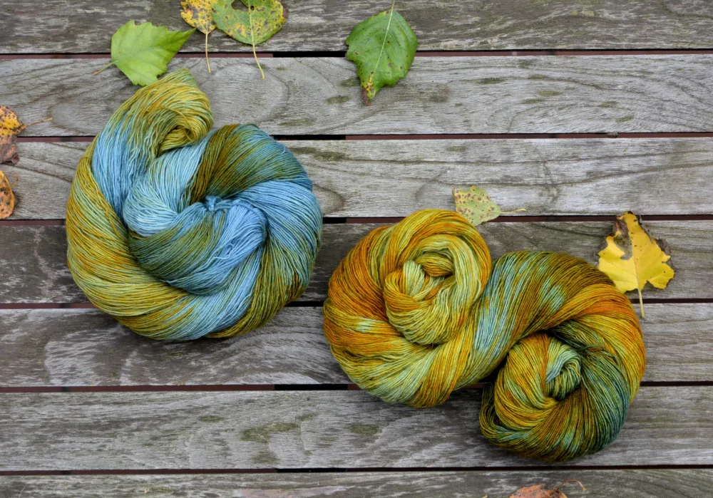 Pflanzengefärbte Garne, blau-grün-Kupfer