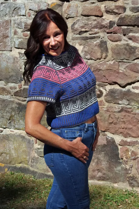 Model in Crop Top im grafischen StrickStrandDesign "Cubes" mit Licht- & Schatteneffektenn