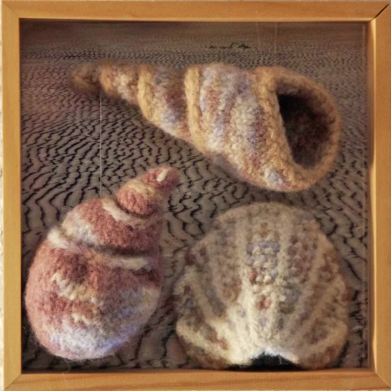 Schnecken & Muscheln Diarama: StrickStrand Strickfilz auf Foto in Holzrahmen