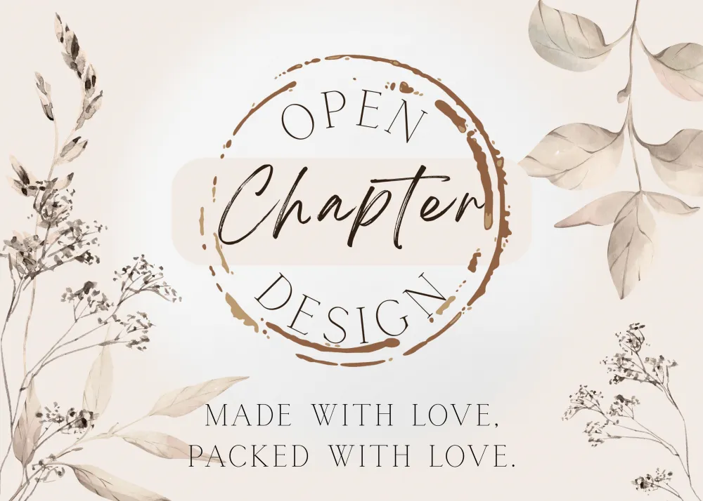Das Logo von Open Chapter Design in Form eines Stempels, auf beigem Hintergrund mit Pflanzen links und rechts und der Aufschrift: Made wit love, packed with love.