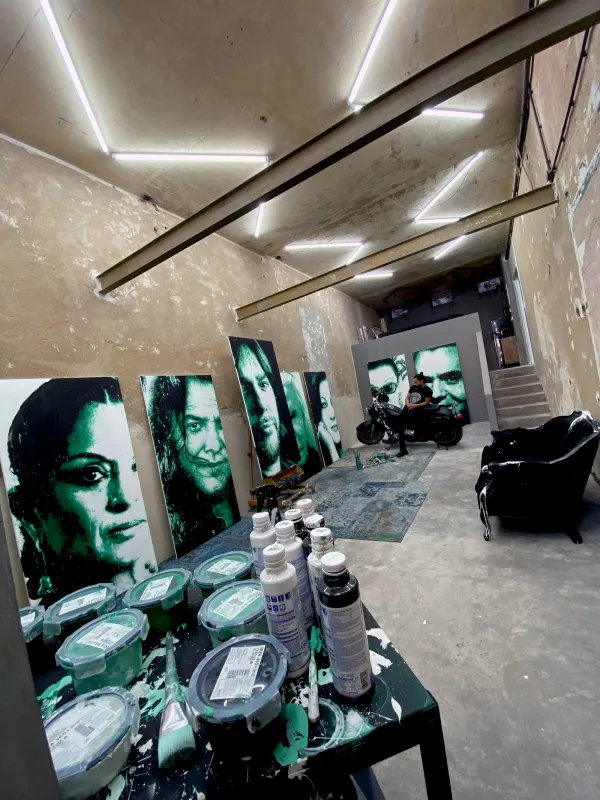 Fornieles Galerie & Atelier. Blick des Ateliers im Erdgeschoss. Bei offener Türen ist das Atelier eine Galerie umgewandelt.