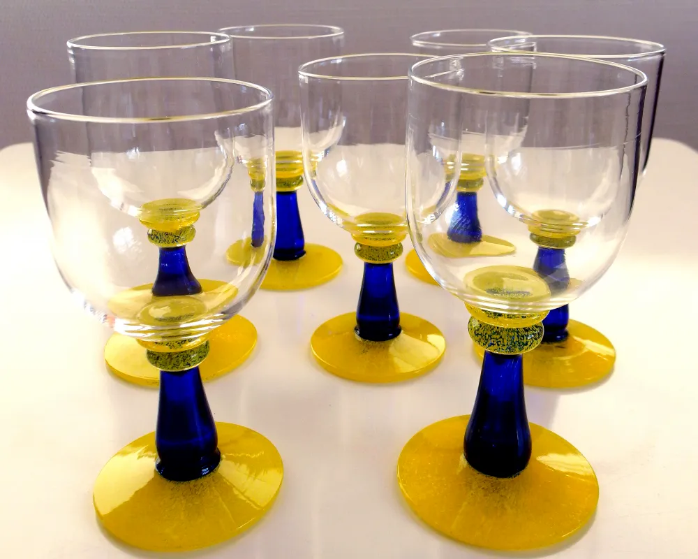 Gläser gelb und klar