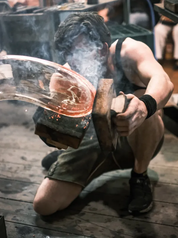 Glaskünstler Michael Weinfurtner mit Glas und Rauch