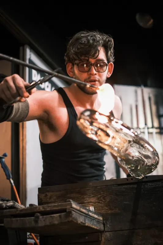 Glaskünstler Michael Weinfurtner erschafft ein Kunstwerk aus Glas