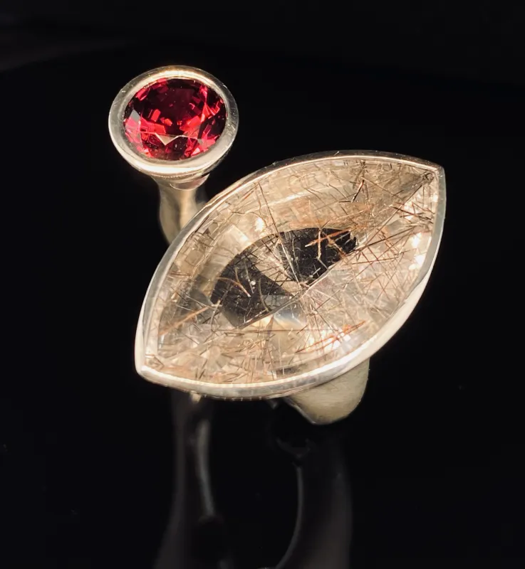 Ring in 925/000 Silber mit einem Granat und Turmalinquarz