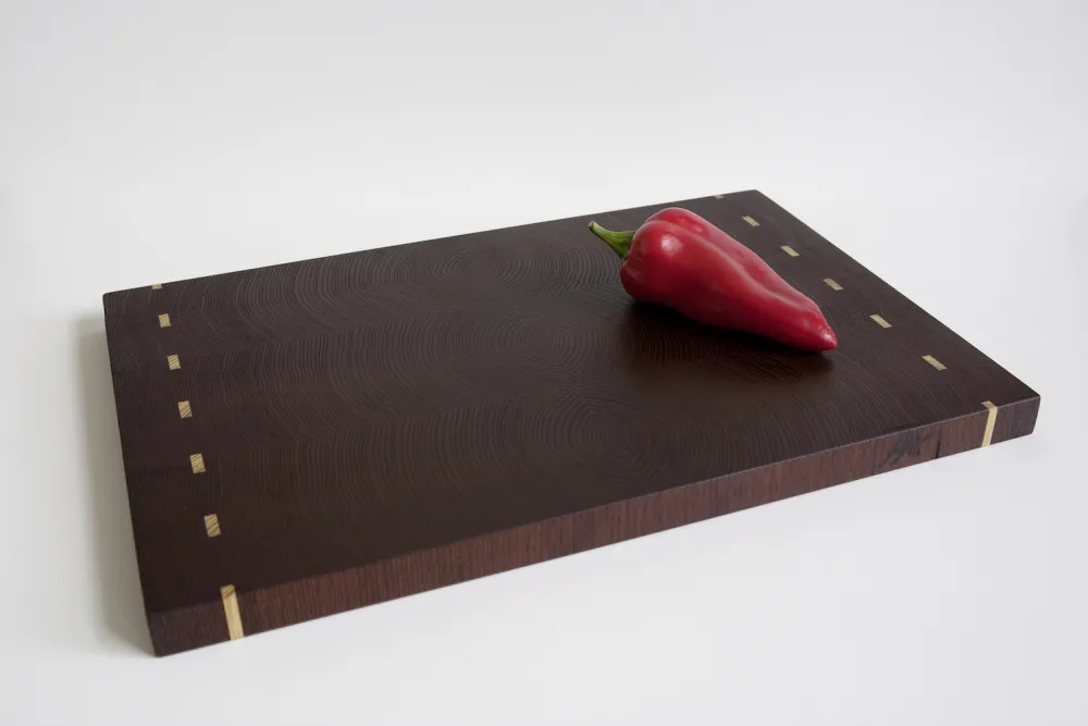 Hirnholzbrett aus Thermo-Esche: ein Schneidbrett der besonderen Art. Der Schnitt mit dem glatten Messer greift das Holz nicht an. Für Kochfans mit Geschmack.