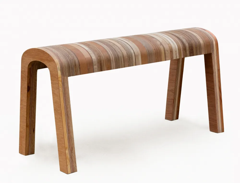 Der Ringelbock: Ein Sitzmöbel in geschwungener Gestalt, schmal in der Ausladung, an einen Bock erinnernd, fördert er das aufrechte Sitzen und ist erstaunlich bequem.