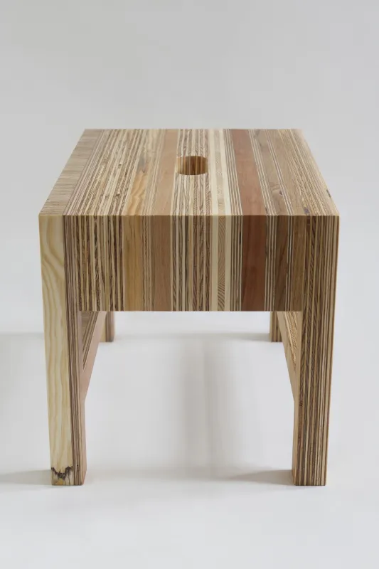 Ringeltritt: die oberste Reihe im Küchenschrank ist zu hoch?, die Leiter zu klobig? Da bietet sich diese kleine, wohl gestaltete Fußbank an. Handlich mit Griffloch, zierlich zum Verstauen und charakteristisch im sehr ansehnlichen Streifenlook. Ein Versteck - hat sie nicht nötig.