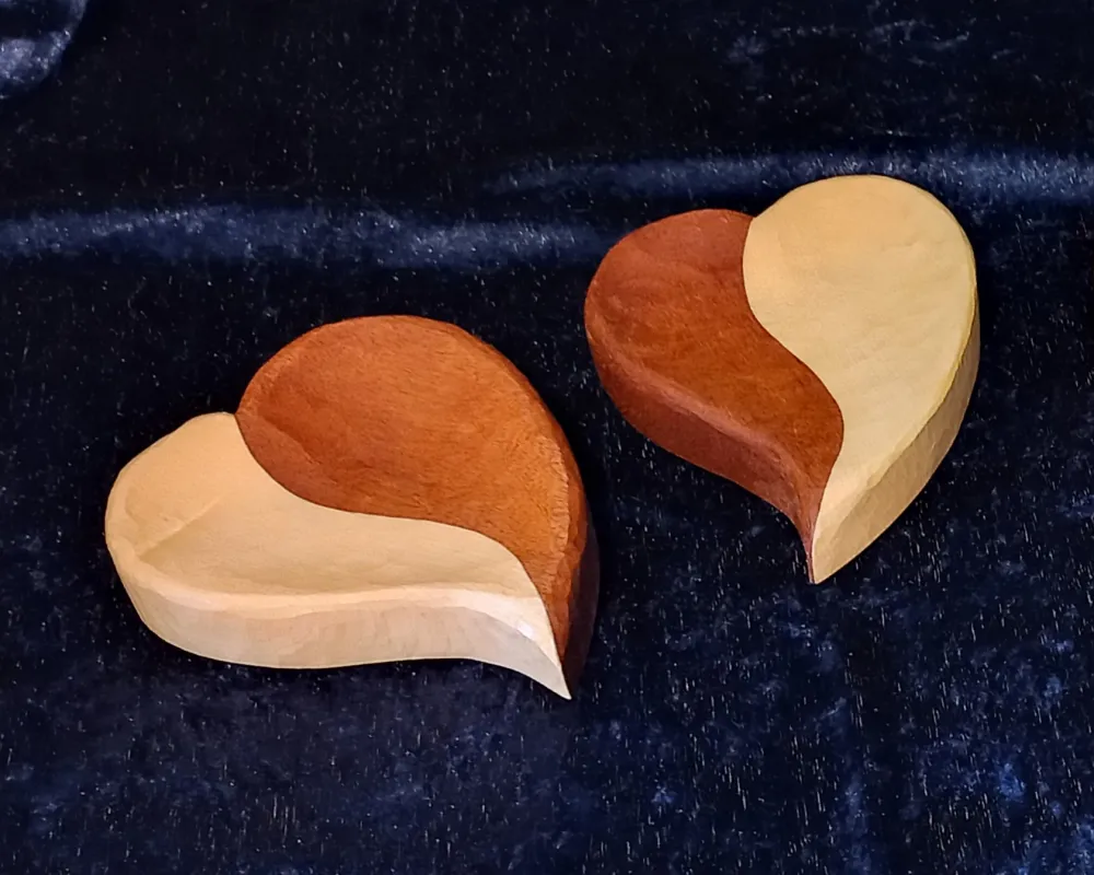 Herzschalen aus Sipo und Ahorn